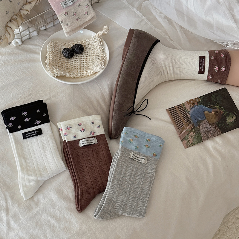 Women's socks in Japanese style with color-blocking and floral patterns, ribbed mid-calf socks, new autumn Korean style letter patch stacked socks, seamless socks Women's socks in Japanese style with color-blocking and floral patterns, ribbed mid-calf socks, new autumn Korean style letter patch stacked socks, seamless socks