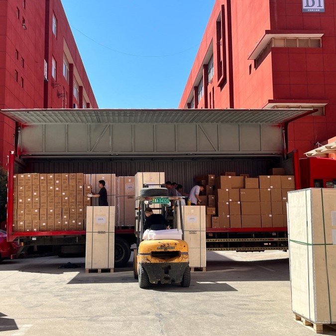 El fabricante envía directamente la máquina comercial de café recién molido, la máquina de té con leche, la máquina expendedora de café continuo de doble temperatura fría y caliente