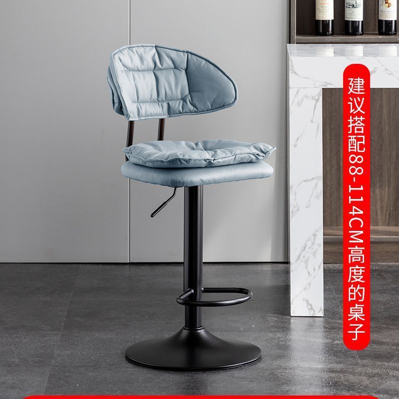 하늘색 키가 큰 검은색 다리