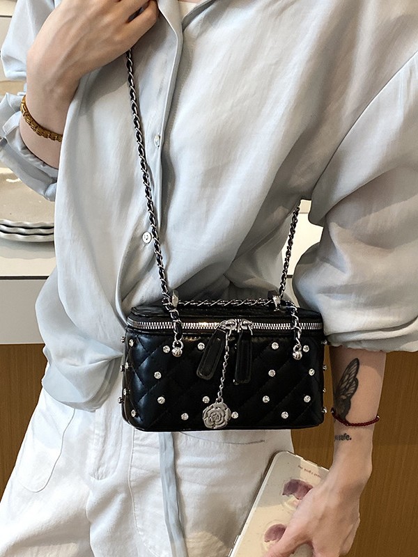 Bolso de moda con diamantes para mujeres 2026 nuevo bolso de cadena de diamantes de estilo extranjero, bolso de lujo ligero de alto nivel de hombro.