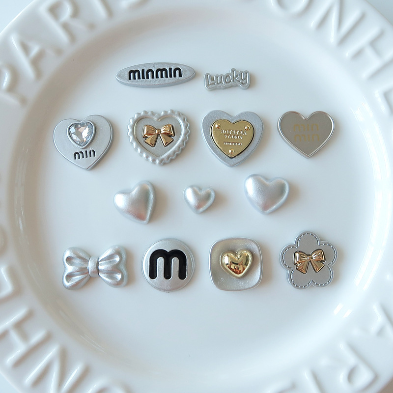 人気メッキ愛蝶ネクタイアクセサリー高級感シルバーグレー笑顔ヘアアクセサリー材料卸売り