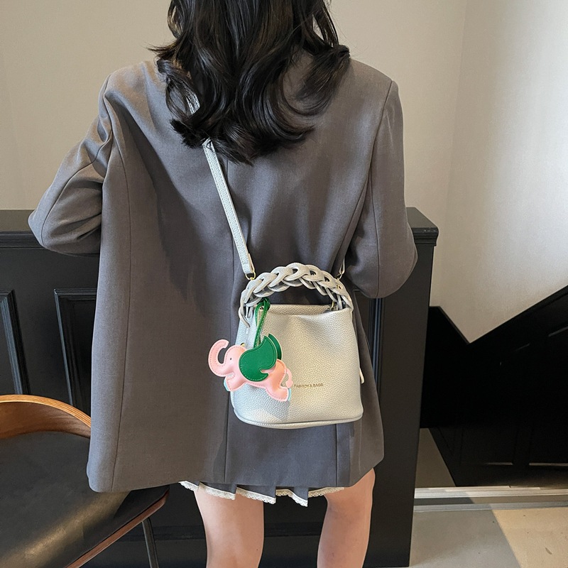 Bolso pequeño portátil de textura de alta calidad para mujer 2025 nuevo bolso de cubo de cuero suave de moda bolso de mensajero de hombro casual de todo fósforo