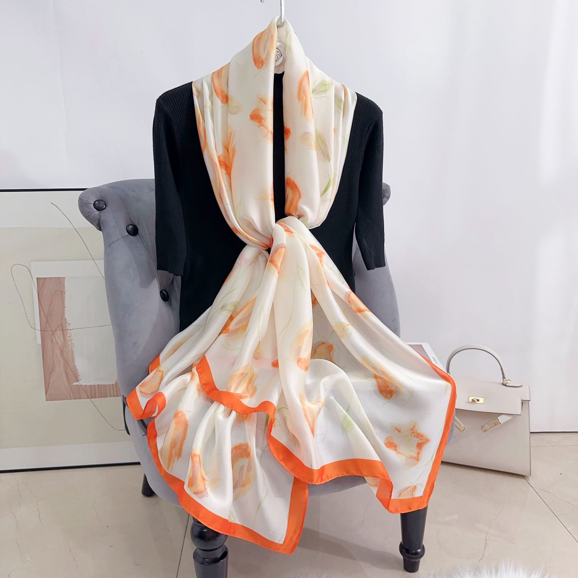 Primavera y verano bufandas de impresión de temperamento largo estilo coreano simple bufandas de seda rojas de moda en línea para enviar regalos largos