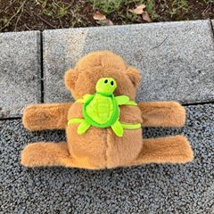 新商品のカピバラ公仔がパチパチとカピバラの背のカメのカップルの手環が震えています。