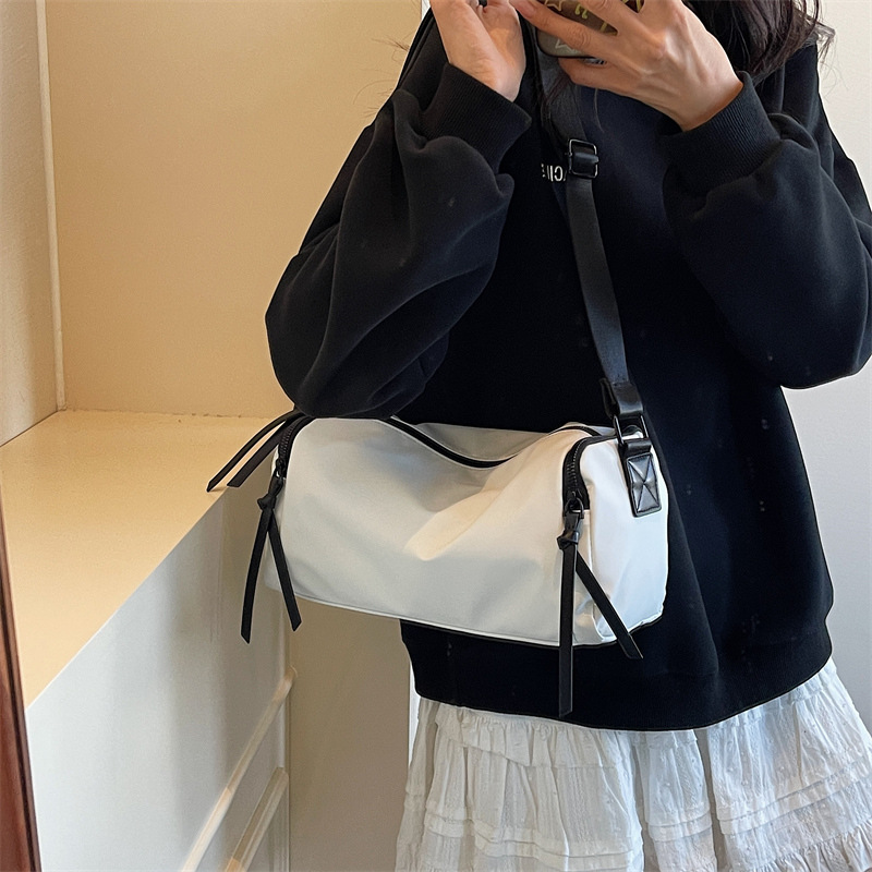 Capacious sports one-shoulder bag to go out