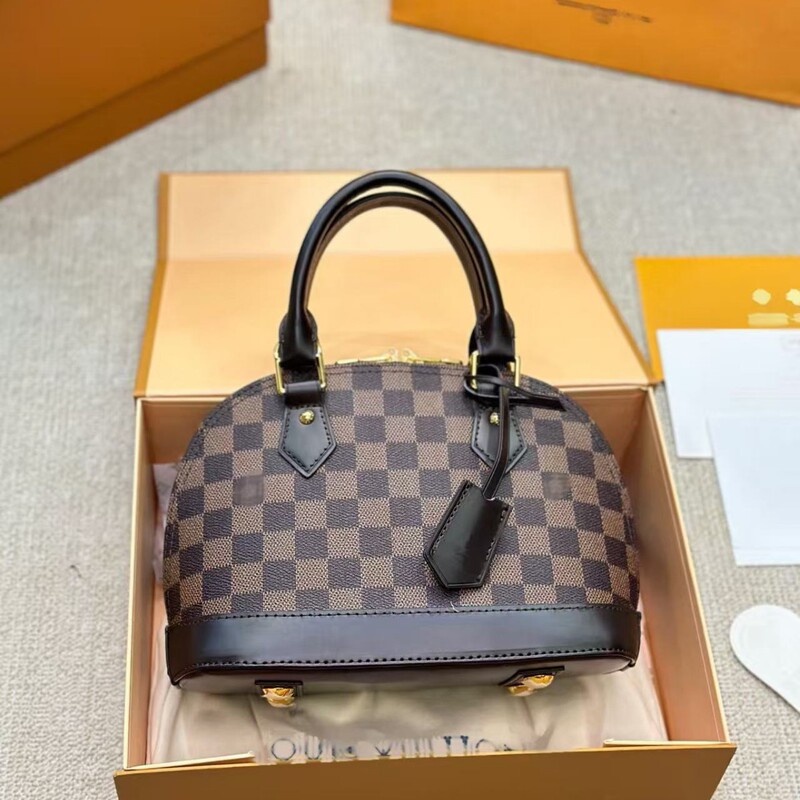 2025 Bag in Sand Dune Color, Shell-Shaped Bb Mini Shoulder Bag, High-End Fashion Handbag, Versatile and Stylish Crossbody Bag
