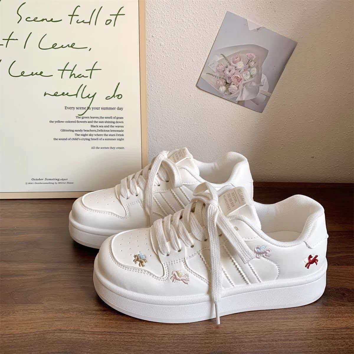 Belle primavera y verano, zapatos casuales bordados para mujeres, 2026 nuevos zapatos de estilo ligero y portátil de alto valor de calle.