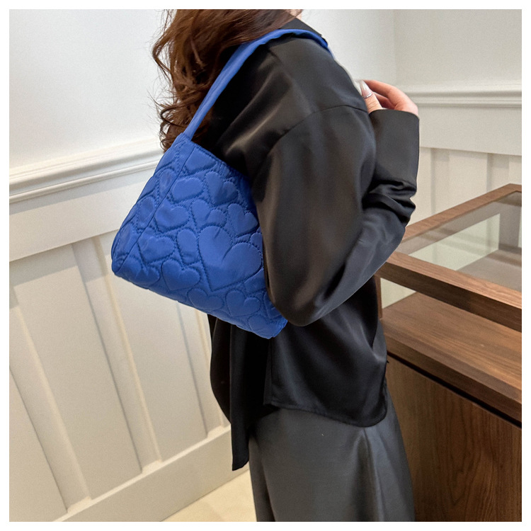 Femmes Moyen Toile Forme De Cœur Couleur Unie Vêtement De Rue Boucle Magnétique Sac À Main display picture 6