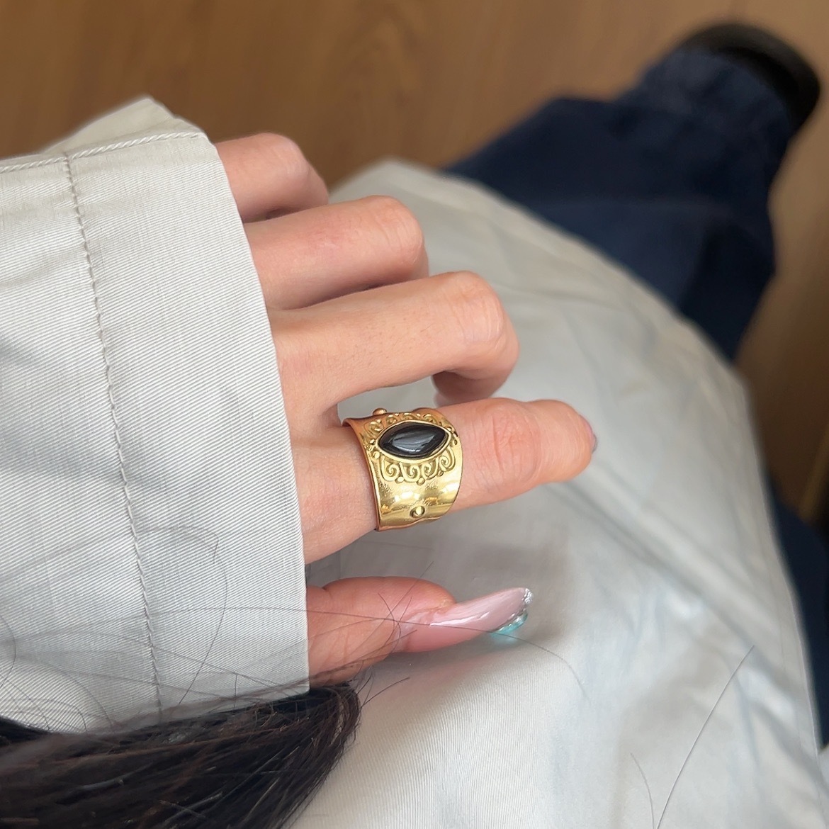 Francese, Vintage, Elegante, Senza tempo Madreperla bianca naturale e turchese Acciaio al titanio francese Metallo goffrato vintage che mantiene il colore Ampio_voghion.com