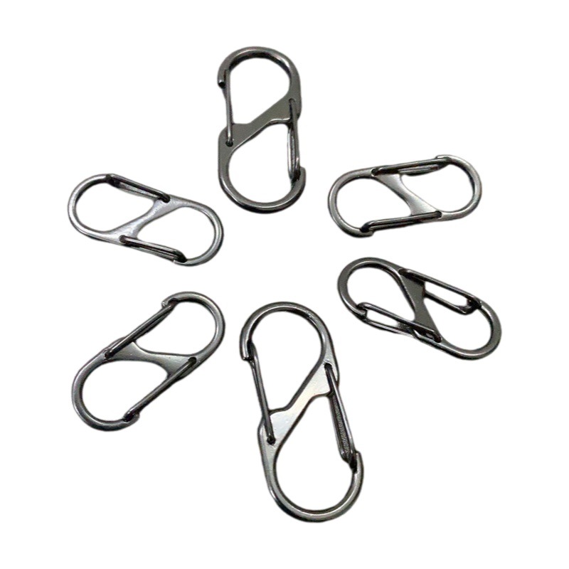 En stock ventas en forma de s de doble cabeza de aleación de zinc hebilla de perro galvanoplastia natación negro s hebilla negro hebilla de ocho palabras llavero colgante rápido