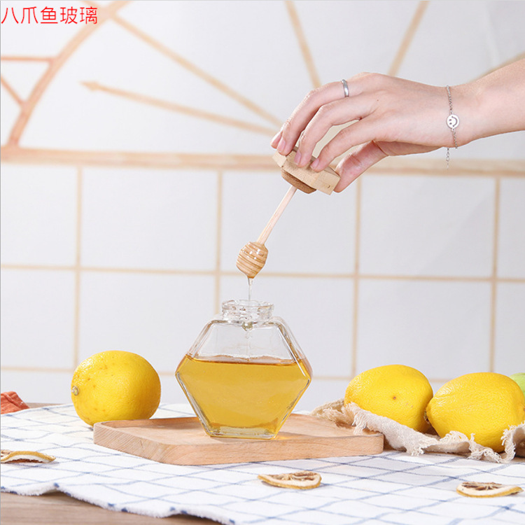 En stock botella de miel cubierta de bambú botella de vidrio hexagonal transparente con varilla de agitación sellada miel sub-botella gran cantidad consulta