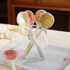 高級感のある花が四色の長い柄の釉薬の下の色のスプーンの創意のかわいい陶磁器のスプーンを漂って食事してスープのコーヒーを飲んでスプーンをかき混ぜます。