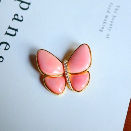 Queen of Heaven Shell Brooch Pendant Dual-Purpose Jewelry Butterfly Brooch Sweater Coat Accessories for Women