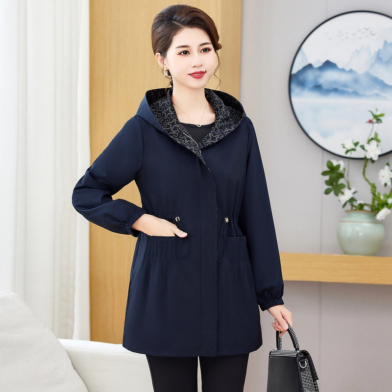 お母さんの秋の服は帽子の長袖の風衣と一緒に腰を収めてやせている雰囲気が現れます。|undefined