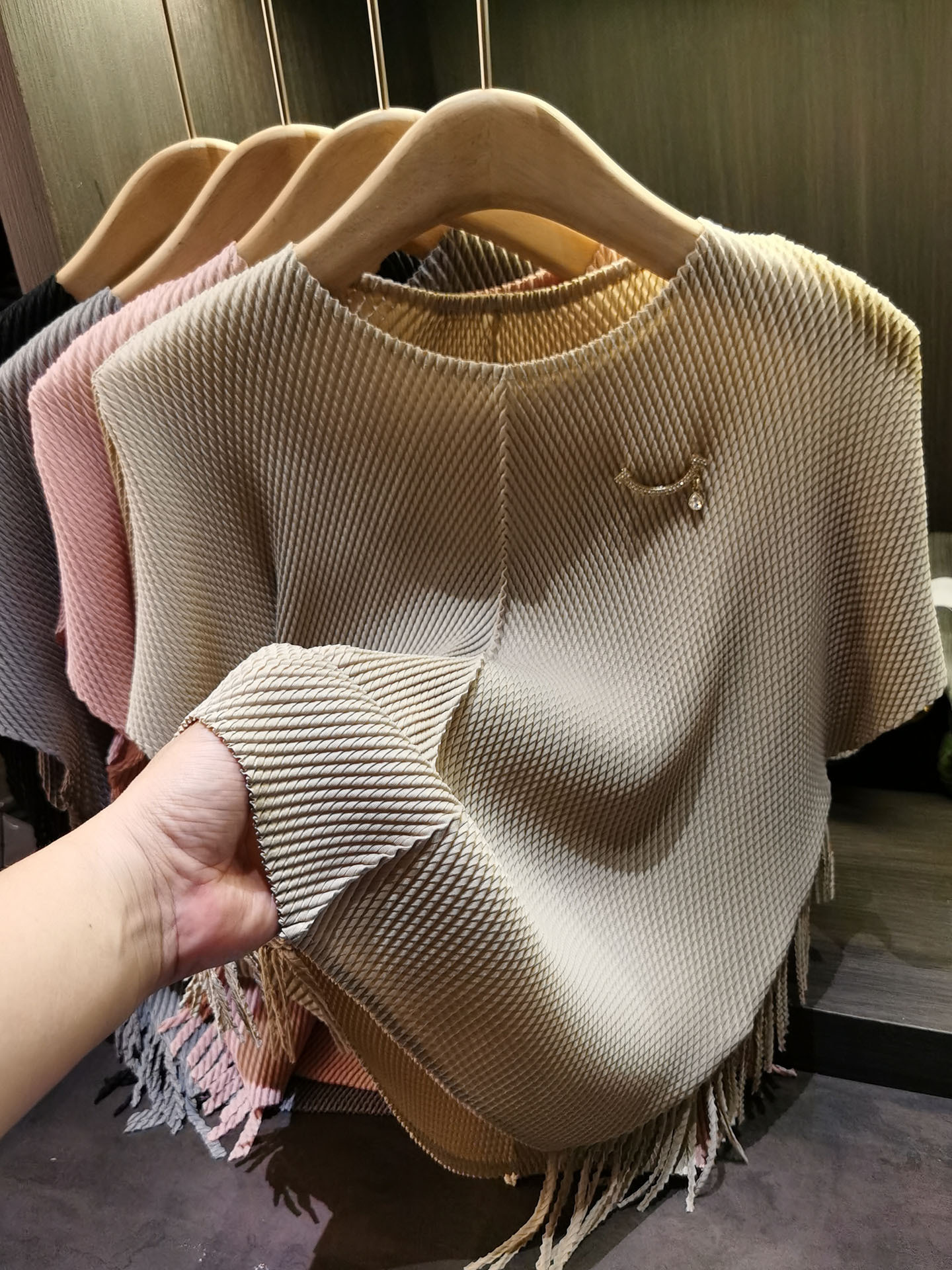 Áo thun nữ cổ tròn tay ngắn chất liệu vải lụa nhung in họa tiết vảy rồng — màu đen, màu tím, Hồng ngó sen, màu xám