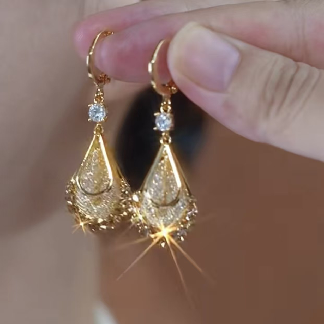 El estilo francés ultra-flash gota de agua de malla de diamante nicho de diseño ligero lujoso y sofisticado estilo versátil de alta sensación de joyas de orejas