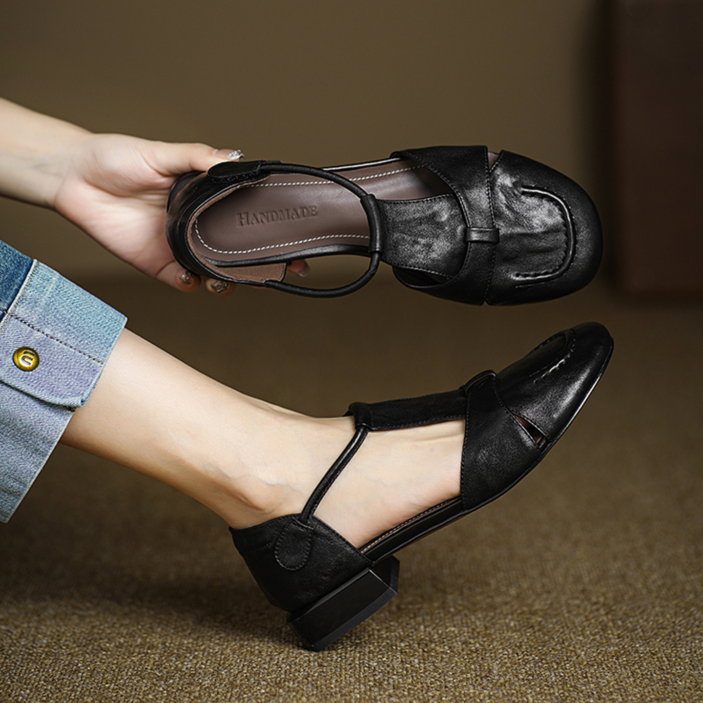 Dép sandal nữ da bò kiểu retro quai chữ T, mũi kín, gót thấp — màu nâu