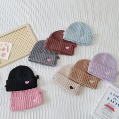 子供の個性的な穴を割ったニット帽は、男女の子供2024秋冬の新商品の愛の刺繍に合わせて保温帽子を着る