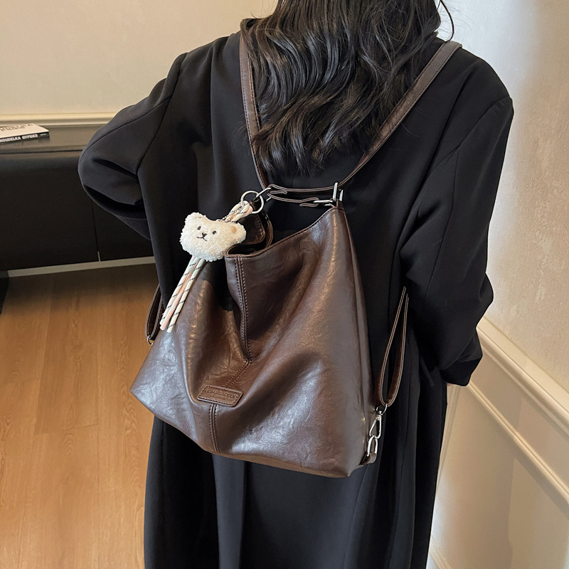 Bolsa de hombro retro transfronteriza de cuero suave de gran capacidad bolsa de cubo de agua para mujeres 2025 nueva simple mochila de viaje ocio