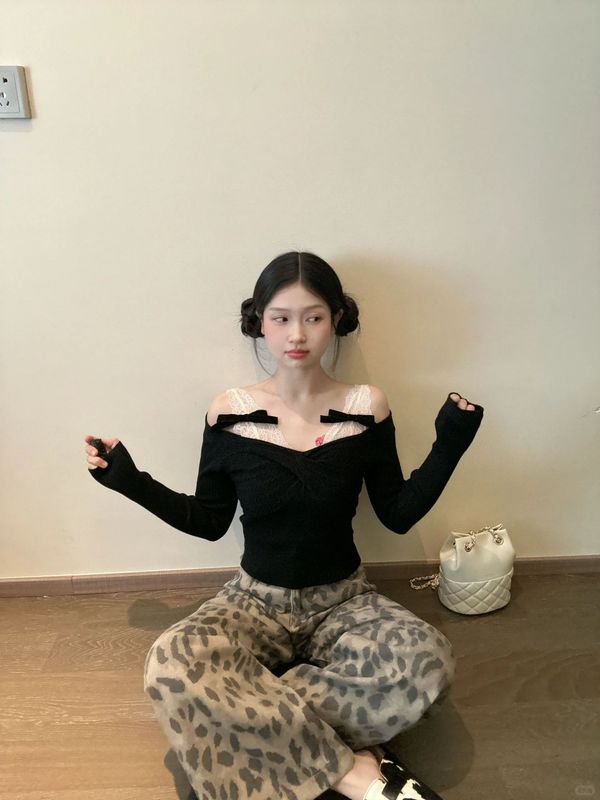 韩系辣妹蕾丝拼接长袖针织衫女春秋修身显瘦露肩绝美短款打底上衣|undefined