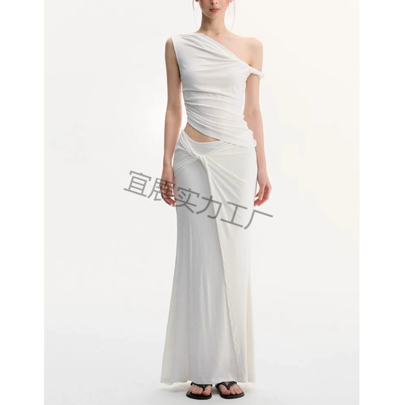 Минималистичный комплект из плиссированной скульптурной футболки с открытыми плечами и витой белой эластичной трикотажной юбки в стиле отпускного образа.