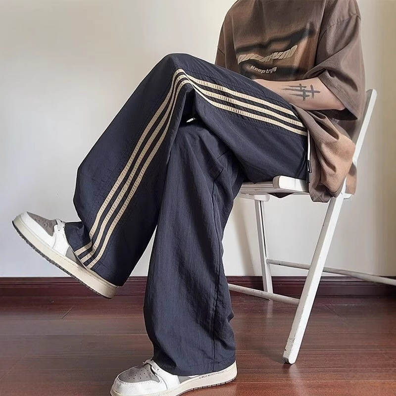 여름 미국 스포츠 바지 느슨한 얇은 세 줄무늬 새로운 속건성 얼음 실크 바지 남성용 와이드 레그 캐주얼 바지