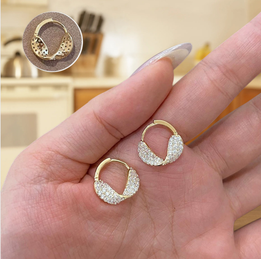 Personalidad europea y americana flash torsión perfiles ligeros de lujo diseño de diamante completo sensación de alto nivel temperamento simple pendientes de orejas para mujeres