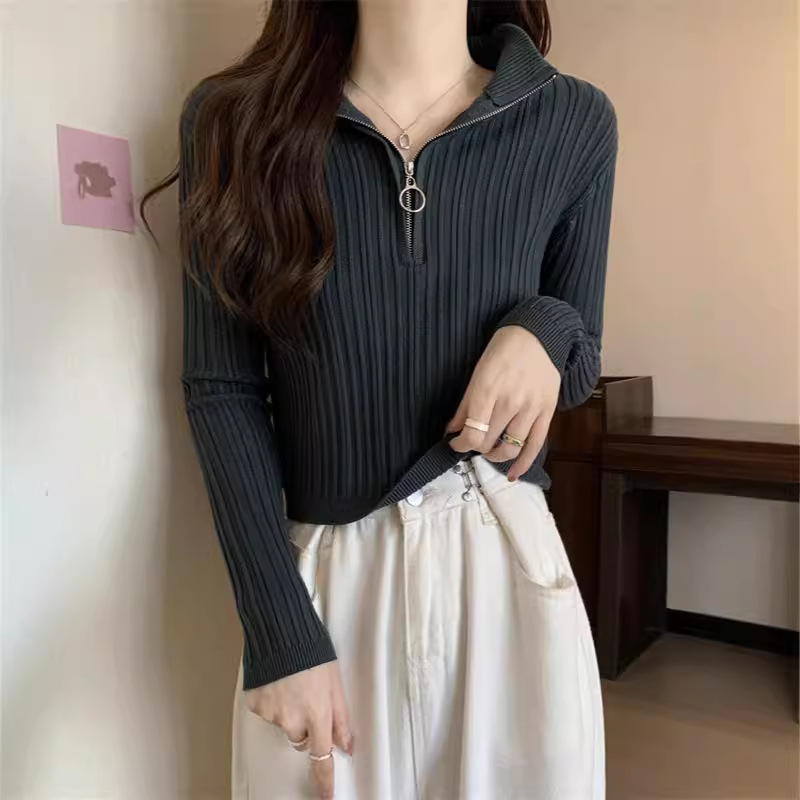 Knitted autumn short sweater with zipper
