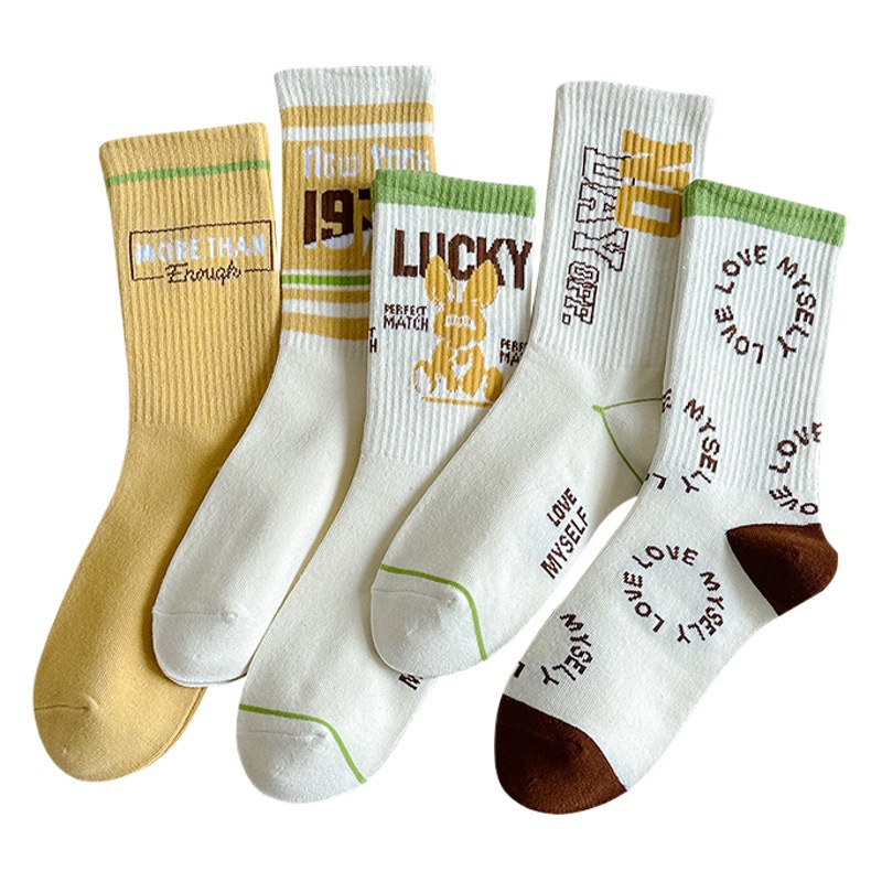 Calcetines de algodón de color puro Mediados de la pantorrilla de las mujeres Otoño e invierno Letras blancas Calcetines de marea de alta elástico Calcetines deportivos al por mayor