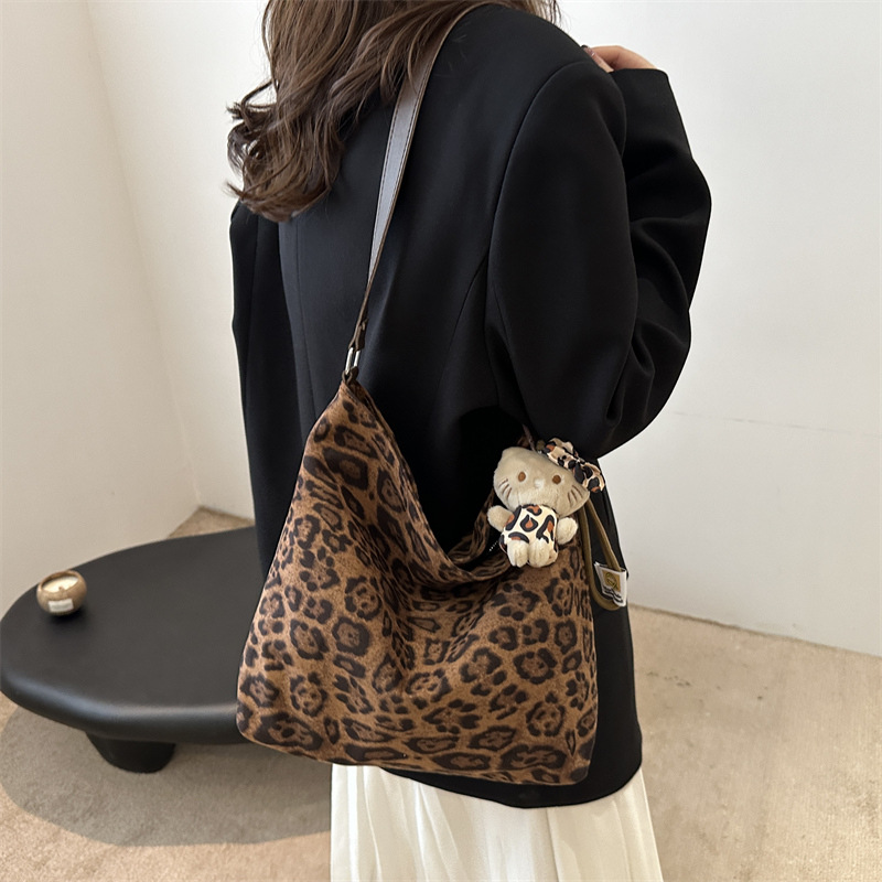 Bolso de leopardo de gran capacidad para mujeres 2024 nuevo otoño invierno retro popular bolso de hombro de viaje ocio mochila