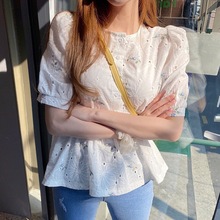 韩国泡泡袖上衣女夏季新款洋气蕾丝镂空花边拼接褶皱感白衬衫