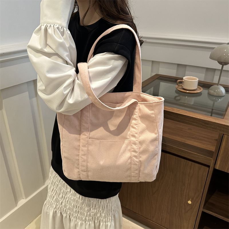 Este año, la popularidad de la bolsa simple, la bolsa de brazo de gran capacidad, la nueva bolsa de primavera y verano, la bolsa de mujer, la bolsa de hombro.