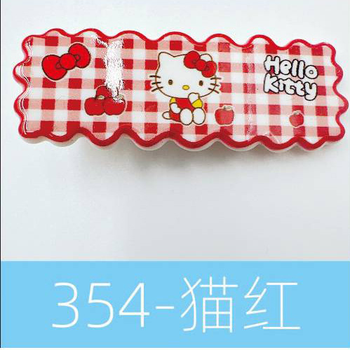 긴 고양이 붉은 격자 무늬