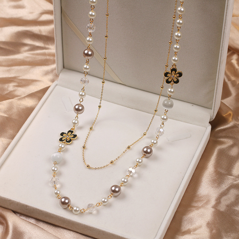 Fashionable elegant necklace from pearl
