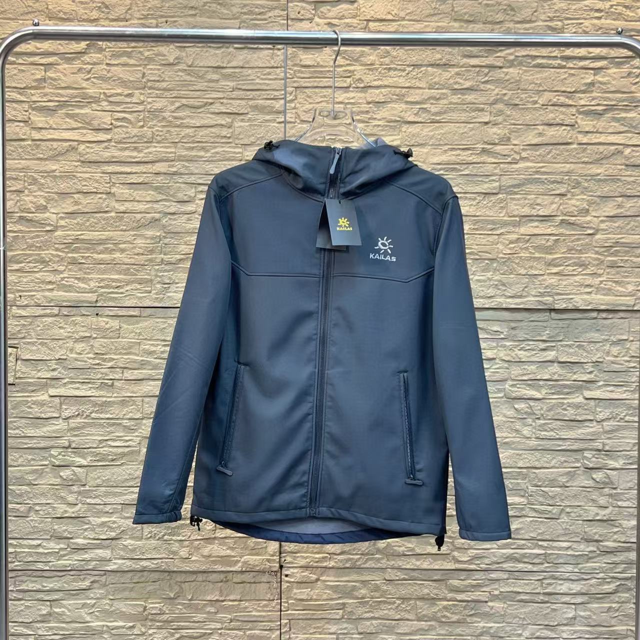 Veste softshell à capuche brodée kaila pour couple extérieur_voghion.com