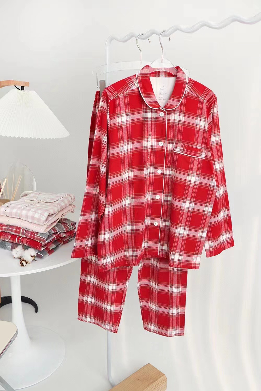 레드 X 그리드 여성 모델