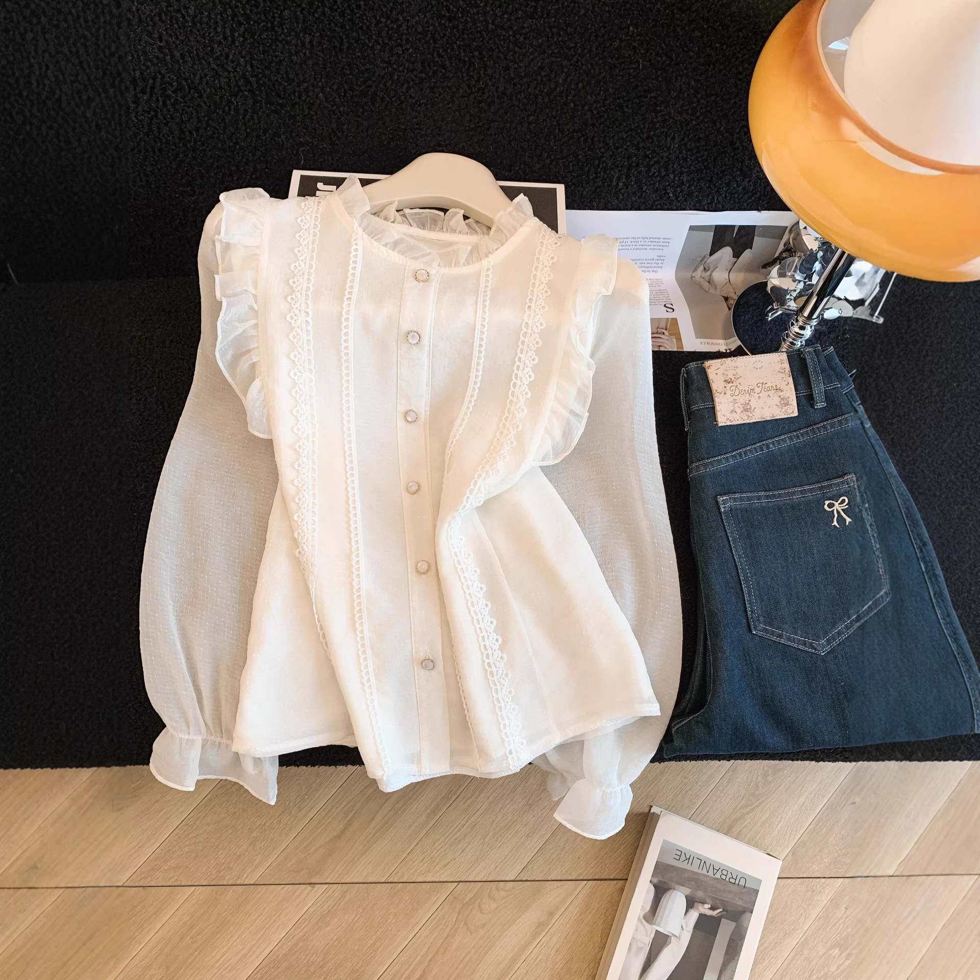 Damenbekleidung: Rüschenbluse mit Stehkragen im französischen Stil – luxuriös, elegant, jugendlich und stilvoll – Frühlingsoutfit_voghion.com