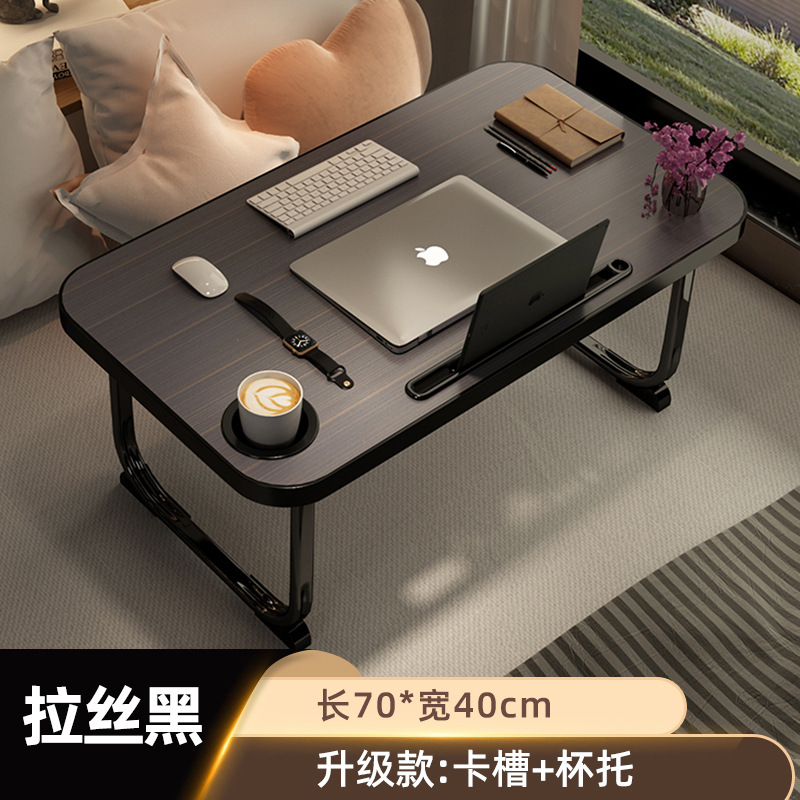 ベッドの上の机は折りたたみます。|undefined