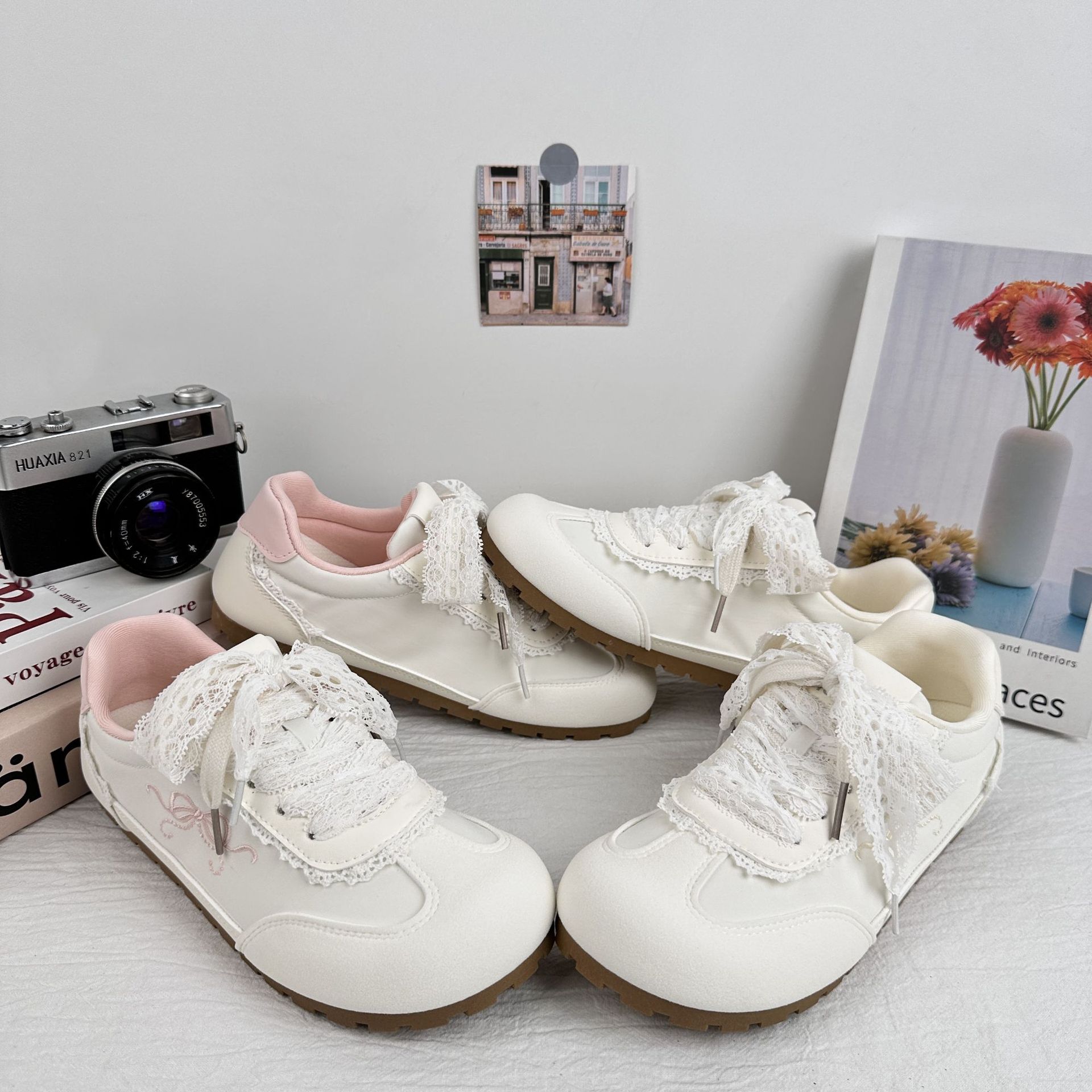 Zapatos blancos de ondas distantes de 2025 mujeres de verano ballet de encaje de zapatos de entrenamiento de estilo alemán, zapatos de skate casuales de nicho