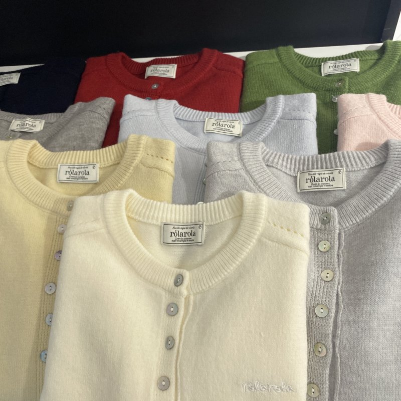 Korean style! The quality is truly excellent. This 2026 autumn/winter collection features a thick, substantial, and comfortable knit cardigan that is versatile and easy to match with any outfit