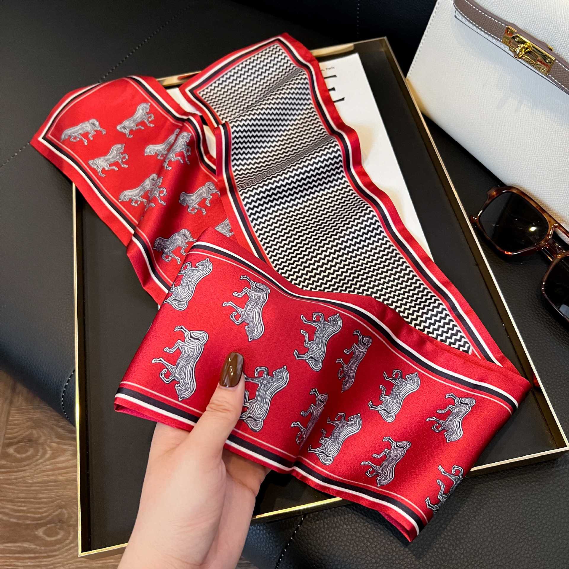 Nueva bufanda de seda pequeña banda larga estrecha para el cabello mujer estilo primavera y otoño moda madre bufanda estilo verano estilo fino serpentina bufanda al por mayor