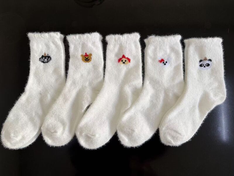 白色澳绒袜子女秋冬季加绒加厚可爱卡通中筒袜保暖睡眠袜刺绣长袜|undefined