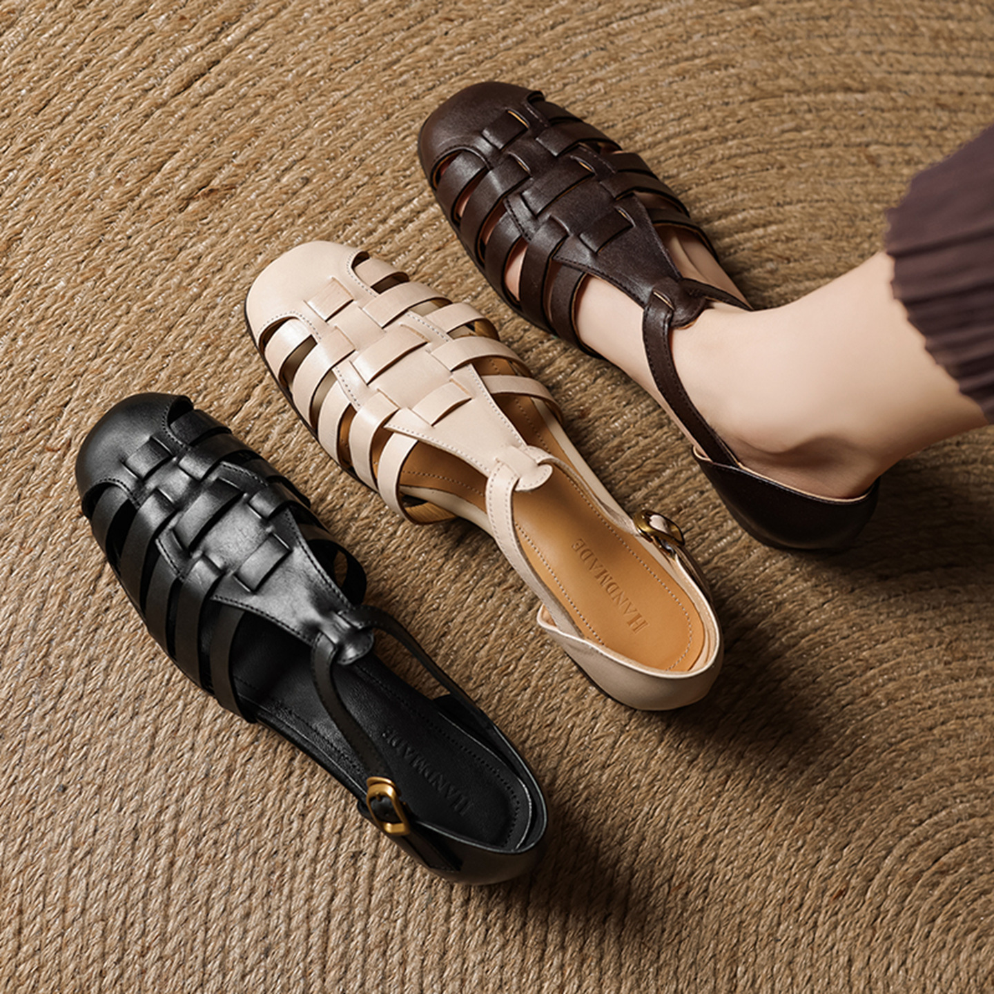 Sandal nữ da bò dệt rỗng quai chữ T phong cách Anh, mũi tròn đế bệt La Mã — màu nâu