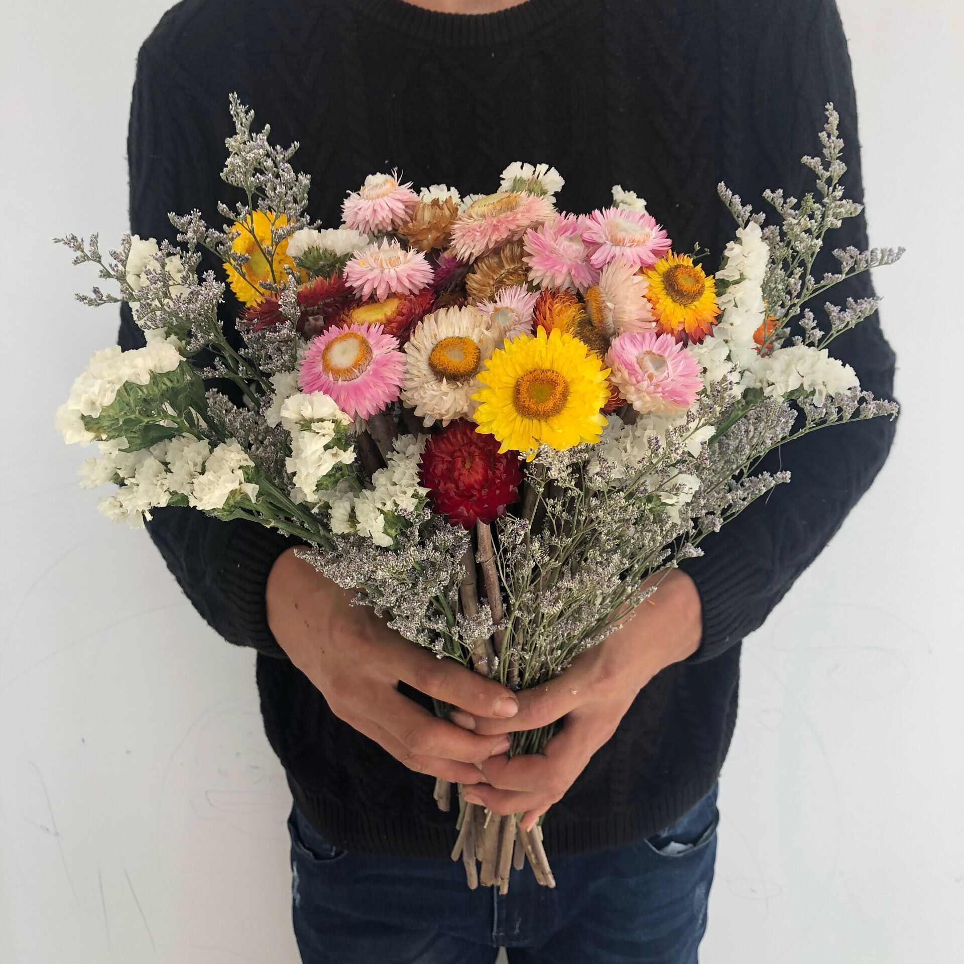 인기 있는 작은 데이지 25개 + 흰 풀