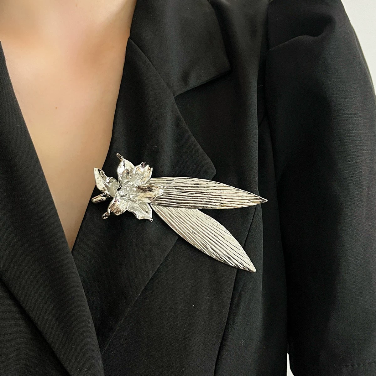 Retro design metal brooch, accessory lapel pin, European style, trend of season, flowered, light luxury style