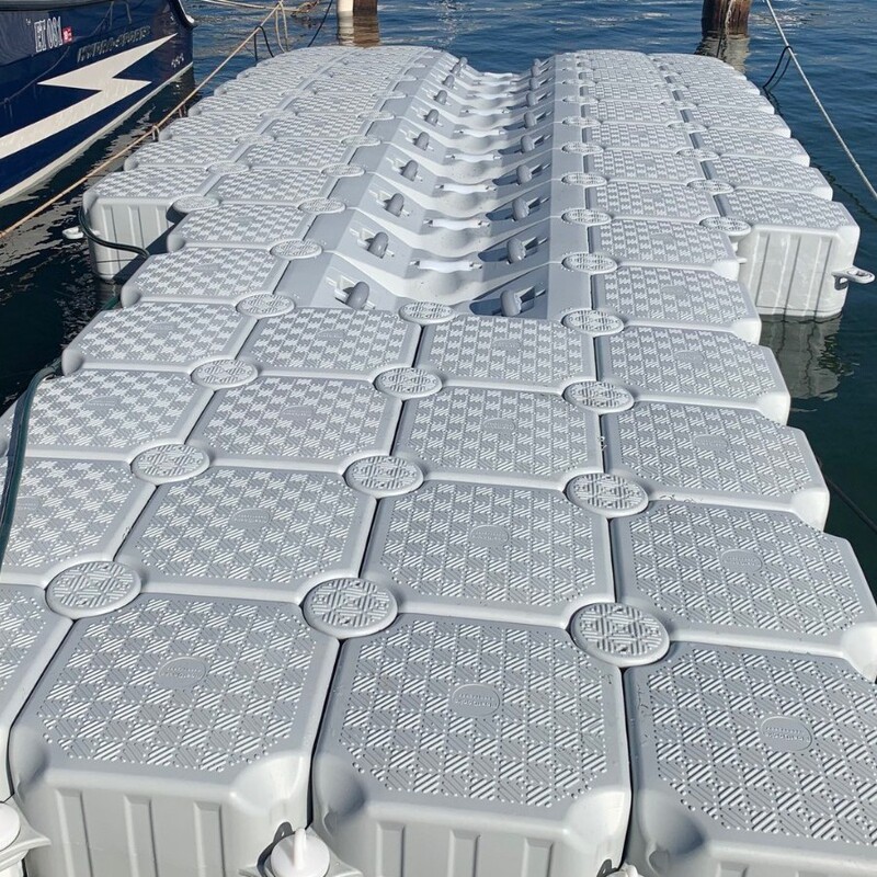Yacht docking dock water pontoon fishing platform plastic floating dock water park leisure and entertainment facilities Yacht docking dock water pontoon fishing platform plastic floating dock water park leisure and entertainment facilities