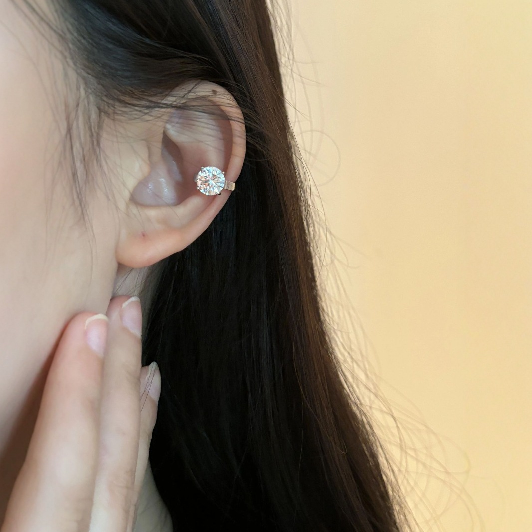 Explosión de zircon brillante orejas para mujeres diarias nicho temperamento sin agujeros de orejas orejas y huesos de alta calidad joyería de lujo ligera