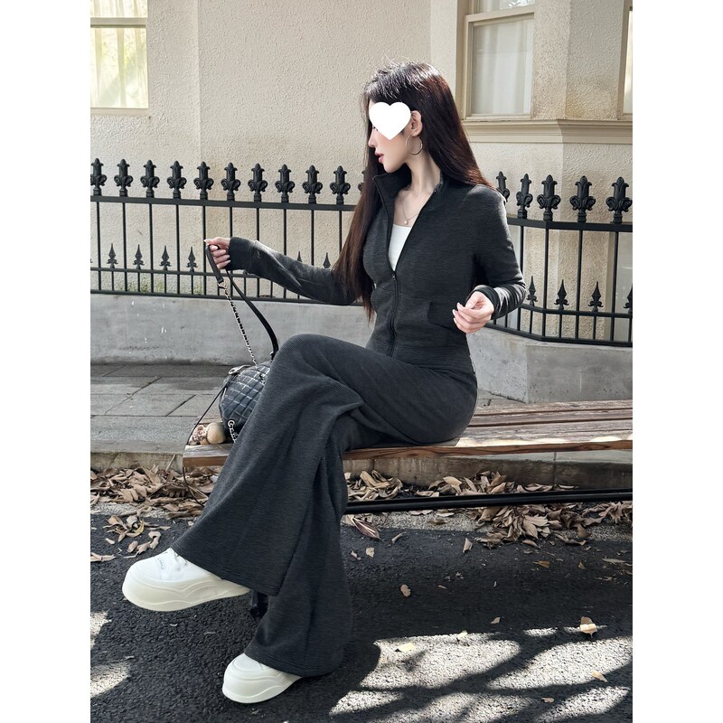 A Complete Set of Slim-Fit Sports Inner Wear Set for Women, Sweatshirt Jacket, Casual Short Two-Piece Set, Fitness Wear for Spring