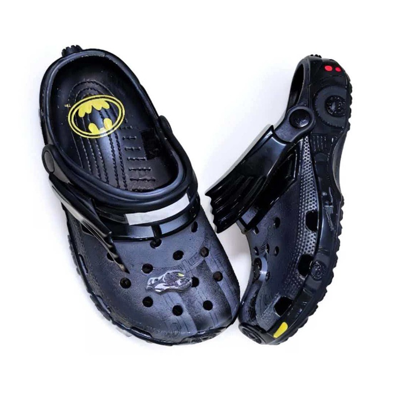 Sandalias con agujeros con diseño de Batimóvil, para niñas