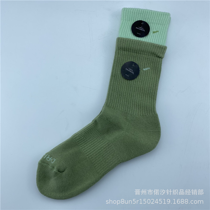 2023新品の偽の2つのつなぎ合わせのスポーツの靴下の中で筒の高い筒の男女の同項のマカロンカラーの厚いタオルの底